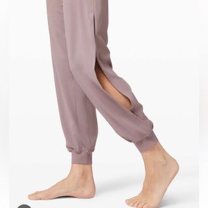 LULULEMON Align Joggers Vent in Violet Verbena 28”. Size 4.